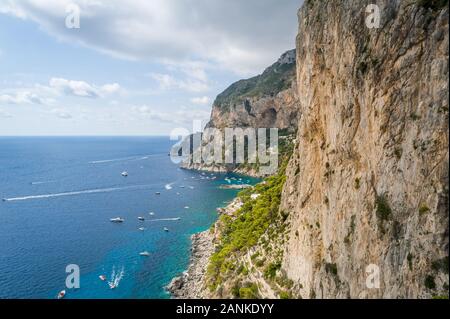 Les rochers et les falaises de l'île de Capri. Au point de vue mer baie avec de petites embarcations du local et parfaite des murs de grimpe. Capri, Italie. Banque D'Images