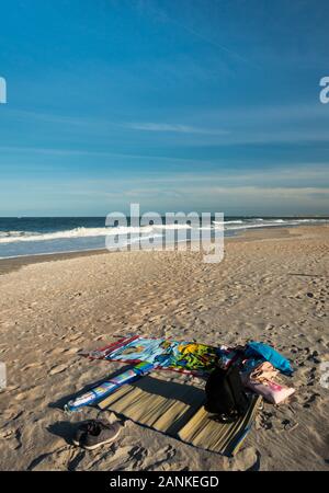 Plage de Lonely mat sur beau plage de sable avec des vagues et le ciel bleu sur les jours ensoleillés. Cadre idyllique et paisible sentiment sur été voyage vacances. Aucun peuple visibl Banque D'Images