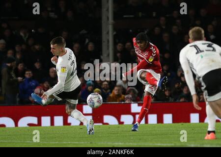 Londres, Royaume-Uni. 17 Jan 2020. Londres, ANGLETERRE - 17 janvier de Spence Djed tir Middlesbrough passé Joe Bryan de Fulham pendant le match de championnat entre Sky Bet et Fulham Middlesbrough à Craven Cottage, à Londres le vendredi 17 janvier 2020. (Crédit : Jacques Feeney | MI News) photographie peut uniquement être utilisé pour les journaux et/ou magazines fins éditoriales, licence requise pour l'usage commercial Crédit : MI News & Sport /Alamy Live News Banque D'Images