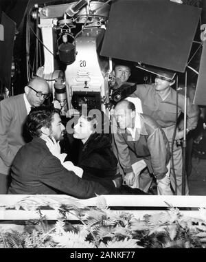 AVA GARDNER et Gregory Peck sur le plateau franc avec ROBERT SIODMAK (dans les verres) et le caméraman GEORGE FOLSEY(tapi à droite) avec l'équipage de l'appareil photo pendant le tournage du grand pécheur 1949 scénario Ladislas Fodor et Christopher Isherwood roman de Fiodor Dostoïevski Metro Goldwyn Mayer Banque D'Images