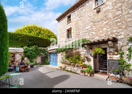 Une boutique pittoresque et pittoresque dans le village médiéval de Gourdon, au sommet d'une colline, dans la section maritime des Alpes du sud de la France. Banque D'Images