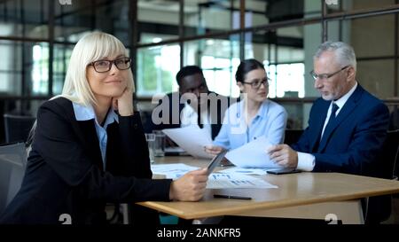Femme pensive manager à la recherche à l'office l'atmosphère, des rêves de réussite Banque D'Images