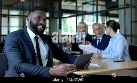 Happy businessman holding tablet, satisfait de la réussite du projet d'entreprise Banque D'Images