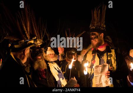 Les membres de l'hameçon Eagle Morris Dancers à la Vaughan Millénaire Verger lors d'une 'Hartley Wintney Wassail' dans, Hampshire. Banque D'Images