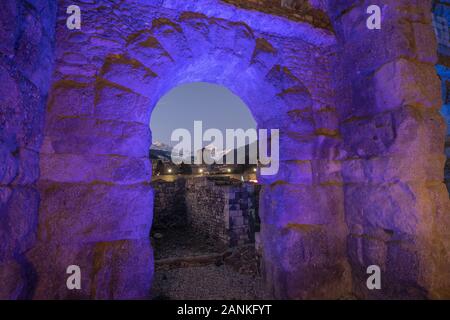 Les ruines du théâtre romain d'Aoste ont été illuminées la nuit pendant les marchés de Noël. Vallée D'Aoste, Italie Banque D'Images