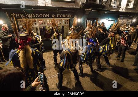 Les membres de l'hameçon Eagle Morris Les danseurs dansent à l'extérieur du wagon et chevaux de pub avant de vous rendre à l'Vaughan Millénaire Verger pour un 'Hartley Wintney Wassail' dans, Hampshire. Banque D'Images