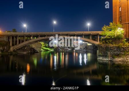 La fin de nuit le long de la rivière Spokane que les lumières reflètent sur l'eau dans le Riverfront Park district de Spokane, Washington, USA Banque D'Images