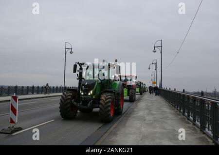 Mainz, Allemagne. 17 janvier 2020. La croix tracteurs Theodor-Heuss-Bridge de Hesse à Mayence. Plus de 800 agriculteurs avec leur tracteur ont protesté devant la station de télévision ZDF à Mayence contre les médias font état de la politique agricole. Ensuite, ils essaient de créer le world wide plus longue chaîne en tracteur mobile en voiture de la station de TV par l'intermédiaire de la Hesse rhénane, pour protester contre le nouveau règlement sur les engrais. Banque D'Images
