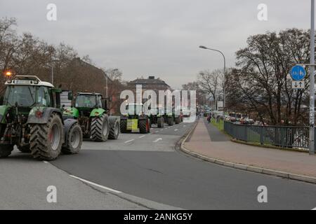Mainz, Allemagne. 17 janvier 2020. La croix tracteurs Theodor-Heuss-Bridge de Hesse à Mayence. Plus de 800 agriculteurs avec leur tracteur ont protesté devant la station de télévision ZDF à Mayence contre les médias font état de la politique agricole. Ensuite, ils essaient de créer le world wide plus longue chaîne en tracteur mobile en voiture de la station de TV par l'intermédiaire de la Hesse rhénane, pour protester contre le nouveau règlement sur les engrais. Banque D'Images