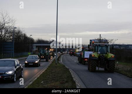 Mainz, Allemagne. 17 janvier 2020. Les tracteurs sont la conduite dans une chaîne à travers la Hesse rhénane. Plus de 800 agriculteurs avec leur tracteur ont protesté devant la station de télévision ZDF à Mayence contre les médias font état de la politique agricole. Ensuite, ils essaient de créer le world wide plus longue chaîne en tracteur mobile en voiture de la station de TV par l'intermédiaire de la Hesse rhénane, pour protester contre le nouveau règlement sur les engrais. Banque D'Images
