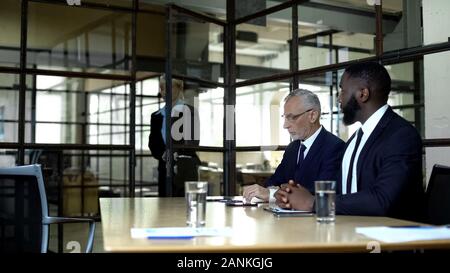 Demandeur d'emploi femmes entrant office de l'entrevue, l'emploi, le travail de l'entreprise Banque D'Images