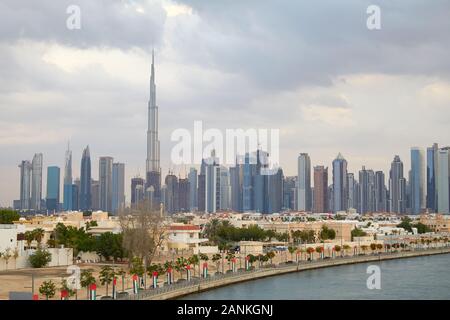 La ville de Dubaï avec toits de gratte-ciel Burj Khalifa et les bâtiments résidentiels dans un jour nuageux Banque D'Images