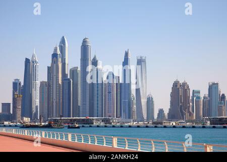 Dubaï, Émirats arabes unis - 22 NOVEMBRE 2019 : Marina de Dubaï avec toits de gratte-ciel dans une journée ensoleillée, ciel bleu à Dubaï Banque D'Images