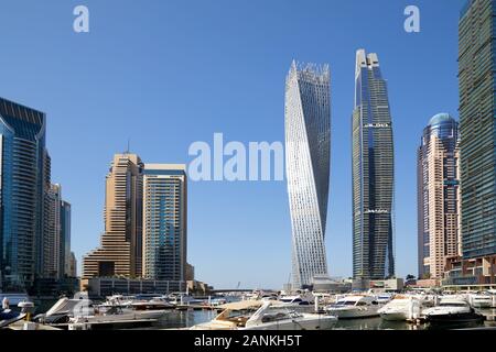 Dubaï, Émirats arabes unis - le 23 novembre 2019 : Marina de Dubaï gratte-ciel et port avec bateaux et yachts en une journée ensoleillée, ciel bleu clair à Dubaï Banque D'Images