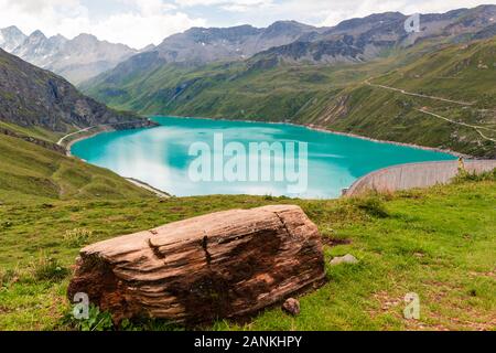 Vue spectaculaire sur le Lac de Moiry dans les Alpes Pennines sur une journée d'été. Grimentz, Valais, Suisse Banque D'Images
