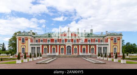 Façade extérieure rouge et jaune du palais Kadriorg à Tallinn, Estonie Banque D'Images