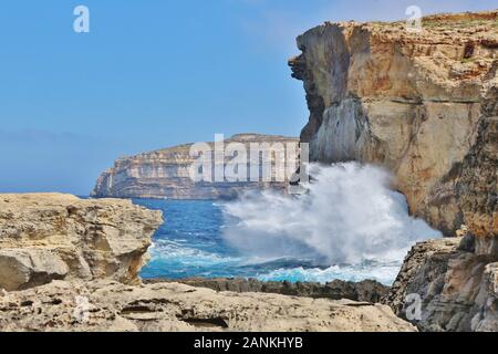 Une Incroyable Rupture de vagues à Cliffs. Photo prise à Azure Window sur l'île de Gozo à Malte. L'arche naturelle s'est effondrée par temps de tempête le 8 mars 2017 Banque D'Images