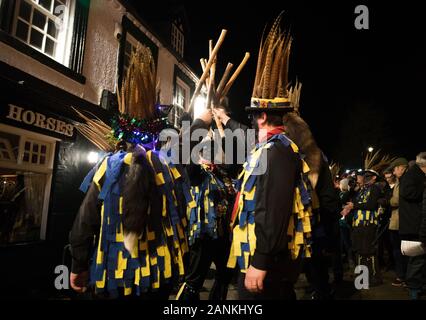 Les membres de l'hameçon Eagle Morris Les danseurs dansent à l'extérieur du wagon et chevaux de pub avant de vous rendre à l'Vaughan Millénaire Verger pour un 'Hartley Wintney Wassail' dans, Hampshire. Banque D'Images