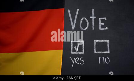 Drapeau allemand sur tableau noir, oui réponse marquée en vote, le président des élections, sondage Banque D'Images