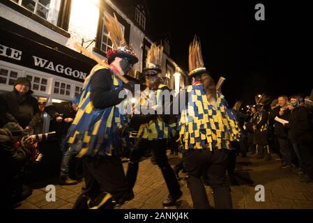 Les membres de l'hameçon Eagle Morris Les danseurs dansent à l'extérieur du wagon et chevaux de pub avant de vous rendre à l'Vaughan Millénaire Verger pour un 'Hartley Wintney Wassail' dans, Hampshire. PA Photo. Photo date : vendredi 17 janvier 2020. Crédit photo doit se lire : Andrew Matthews/PA Wire Banque D'Images