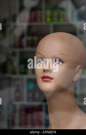 Tête à tête female mannequin dans un ancien magasin de vêtements à Portimao, Portugal. Banque D'Images