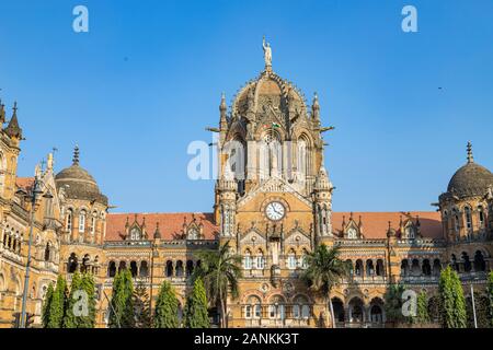 Vue rapprochée de Chhatrapati Shivaji Terminus anciennement Victoria Terminus à Mumbai, Inde est un site classé au patrimoine mondial de l'UNESCO et une statio ferroviaire historique Banque D'Images