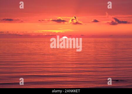 Magnifique coucher de soleil à Santa Marinella, Italie Banque D'Images