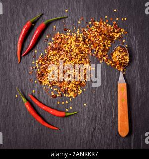 Épices et piment piment rouge frais, sur fond noir. Banque D'Images