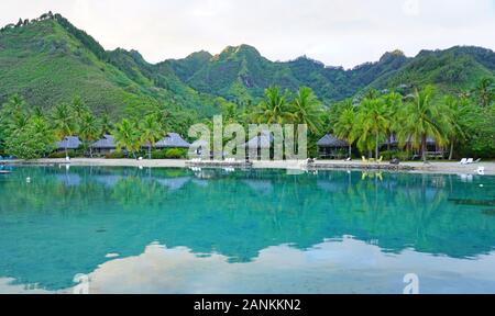 MOOREA, Polynésie française - 30 NOV 2018- vue paysage de l'Intercontinental Moorea Moorea Lagoon Resort and Spa, un hôtel de luxe sur pilotis avec bunga Banque D'Images