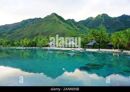 MOOREA, Polynésie française - 30 NOV 2018- vue paysage de l'Intercontinental Moorea Moorea Lagoon Resort and Spa, un hôtel de luxe sur pilotis avec bunga Banque D'Images