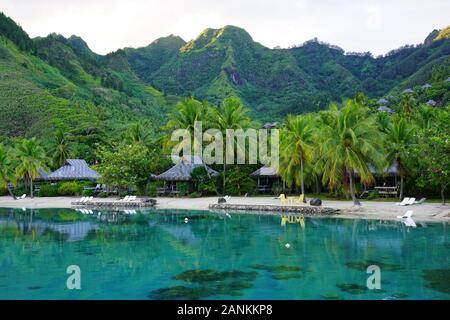 MOOREA, Polynésie française - 30 NOV 2018- vue paysage de l'Intercontinental Moorea Moorea Lagoon Resort and Spa, un hôtel de luxe sur pilotis avec bunga Banque D'Images