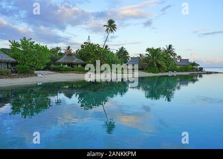 MOOREA, Polynésie française - 30 NOV 2018- vue paysage de l'Intercontinental Moorea Moorea Lagoon Resort and Spa, un hôtel de luxe sur pilotis avec bunga Banque D'Images