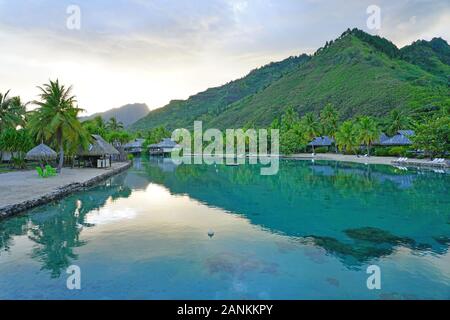 MOOREA, Polynésie française - 30 NOV 2018- vue paysage de l'Intercontinental Moorea Moorea Lagoon Resort and Spa, un hôtel de luxe sur pilotis avec bunga Banque D'Images