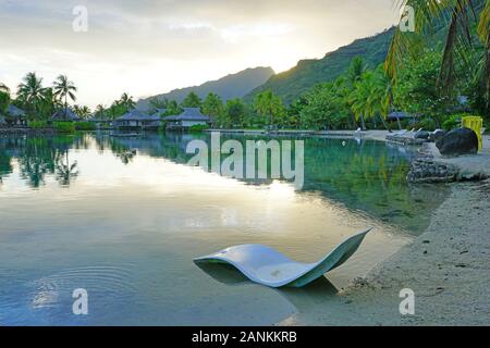 MOOREA, Polynésie française - 30 NOV 2018- vue paysage de l'Intercontinental Moorea Moorea Lagoon Resort and Spa, un hôtel de luxe sur pilotis avec bunga Banque D'Images