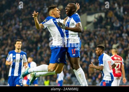 Joueur du FC Porto Soares (L) et Moussa Marega (R) sont vus célébrer le premier but pour le FC Porto lors du match pour la première ligue portugaise au Dragon Stadium le 17 janvier, 2020 à Porto, Portugal. (Score final : le FC Porto 1:2 SC Braga) Banque D'Images