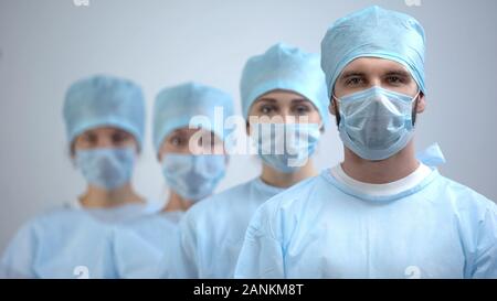 L'équipe chirurgien professionnel en masque et uniforme, à l'hôpital Banque D'Images