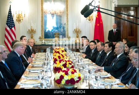 Washington, États-Unis d'Amérique. 15 Jan, 2020. Le Président des Etats-Unis, Donald J. Trump, accompagné de membres de son administration, a déjeuner avec le vice-Premier Ministre de la Chine Liu lui et sa délégation après les deux signé la Phase 1 de l'Accord commercial de la Chine aux États-Unis, à la Maison Blanche à Washington, DC le mercredi, Janvier 15, 2020.Crédit : Kevin Dietsch/Piscine via CNP | Conditions de crédit dans le monde entier : dpa/Alamy Live News Banque D'Images