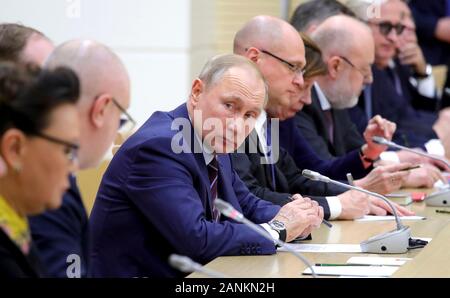 Le président russe Vladimir Poutine préside une réunion rédaction d'une proposition de modification de la constitution à la résidence présidentielle Novo-Ogaryovo, 16 janvier 2020 à l'extérieur de Moscou, Russie. Banque D'Images