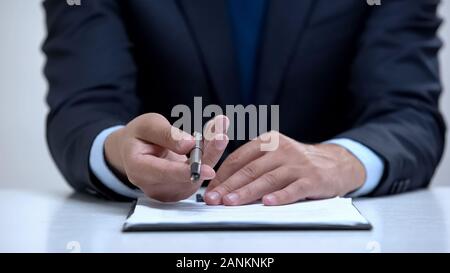 Avocat hands holding out stylo pour signer de contrat commercial, contrat de vente libre Banque D'Images
