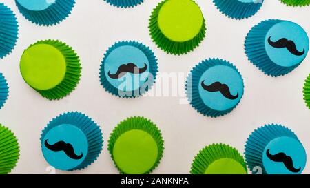 Moustache bleu et vert pour les pères à thème documents cupcake day, une douche de bébé, ou d'anniversaire pour les enfants. Banque D'Images