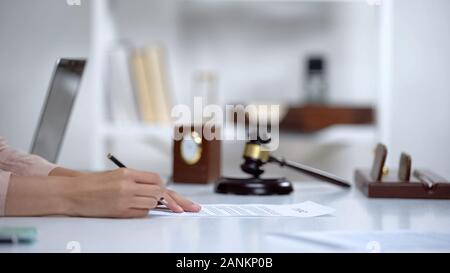 Man l'achat de biens immobiliers dans l'accord du bureau d'avocats, les traiter Banque D'Images