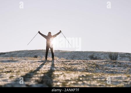 La silhouette de l'homme en face d'un soleil Banque D'Images