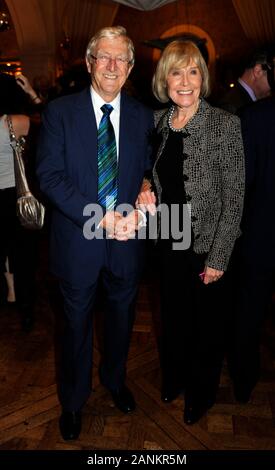 Sir Michael Parkinson avec sa femme Marie célébrant le lancement de son livre 'Parky Mon Autoiography' lors d'une réception à Holland Park, Kensington Londres. Banque D'Images