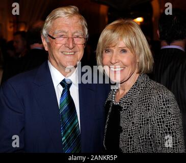 Sir Michael Parkinson avec sa femme Marie célébrant le lancement de son livre 'Parky Mon Autoiography' lors d'une réception à Holland Park, Kensington Londres. Banque D'Images