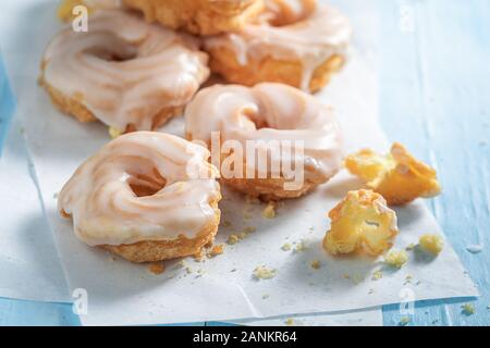 Fait maison et de délicieux beignets espagnol prêt à manger Banque D'Images