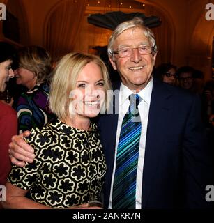 Sir Michael Parkinson célébrant le lancement de son livre 'Parky mon autobiographie' avec Mariella Frostrup lors d'une réception Holland Park, Kensington Londres. Banque D'Images