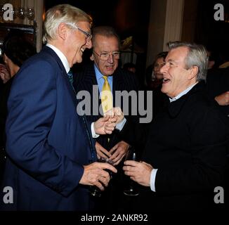 Sir Michael Parkinson célébrant le lancement de son livre 'Parky mon autobiographie' avec Sir David Frost et photographe Terry O'Neill lors d'une réception Holland Park, Kensington Londres. Banque D'Images