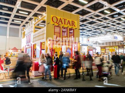 Berlin, Allemagne. 17 Jan, 2020. Les visiteurs passent devant le stand du Qatar lors de la Semaine verte internationale (IGW) Berlin à Berlin, capitale de l'Allemagne, le 17 janvier 2020. L'IGW Berlin, une exposition internationale de l'alimentation, de l'agriculture et le jardinage industries, s'est ouverte vendredi et durera jusqu'au 26 janvier, ont attiré plus de 1 800 exposants du monde entier. Credit : Binh Truong/Xinhua/Alamy Live News Banque D'Images