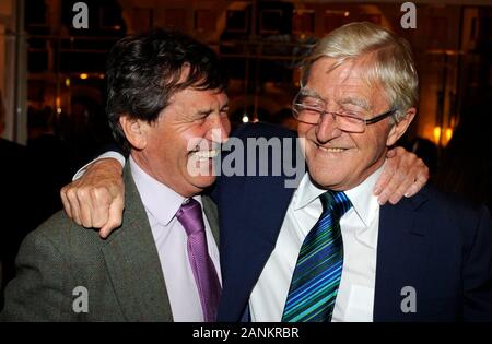 Sir Michael Parkinson célébrant le lancement de son livre 'Parky mon autobiographie' avec Melvyn Bragg lors d'une réception Holland Park, Kensington Londres. Banque D'Images