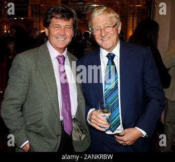 Sir Michael Parkinson célébrant le lancement de son livre 'Parky mon autobiographie' avec Melvyn Bragg lors d'une réception Holland Park, Kensington Londres. Banque D'Images